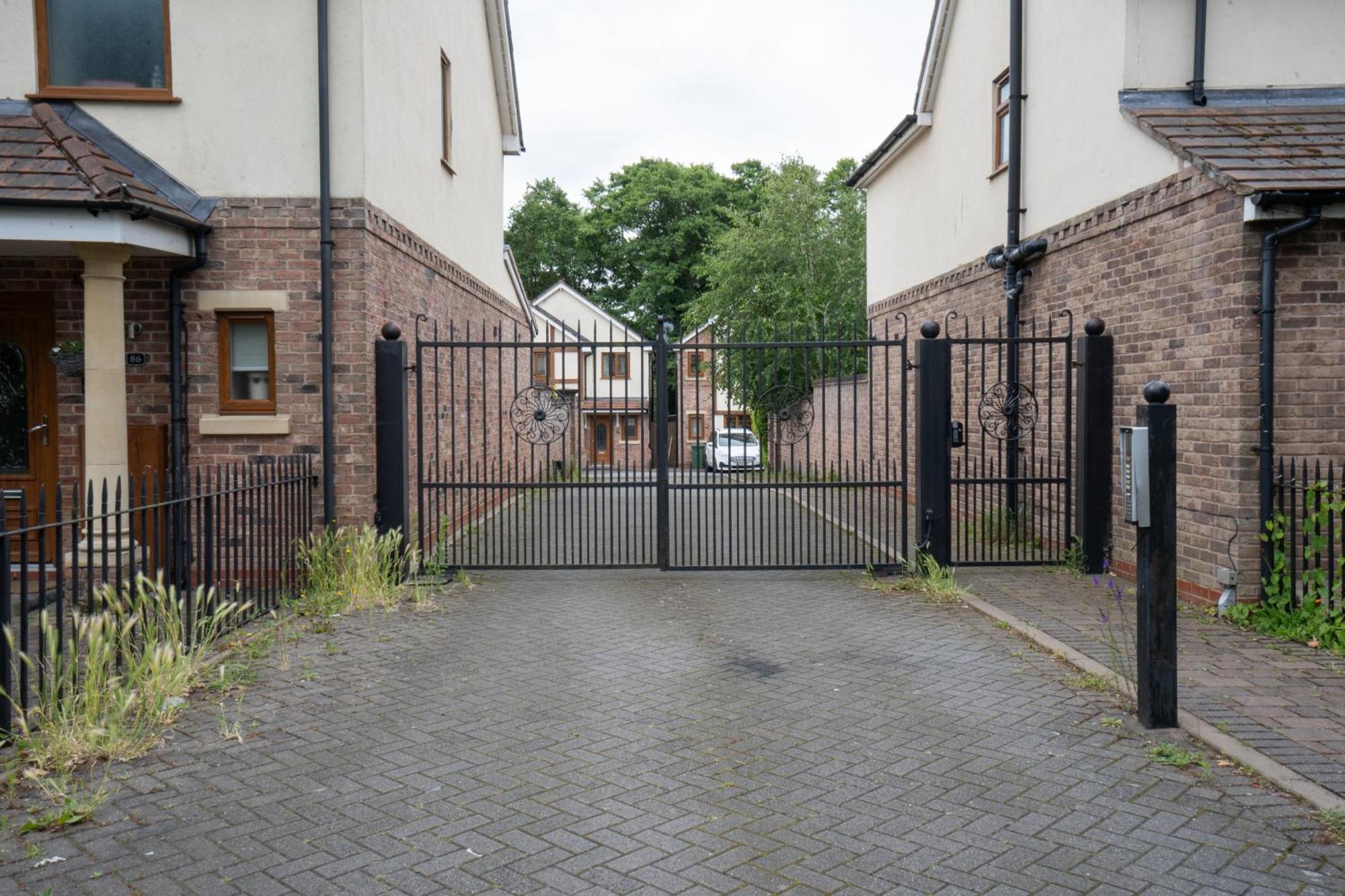 Вилла Emirates House, Luxe 5 Bed, With King Sized Beds, Next To Aiport & Nec, Jlr 5 Mins Marston Green Экстерьер фото