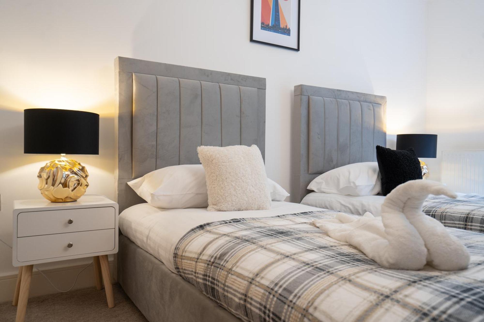 Вилла Emirates House, Luxe 5 Bed, With King Sized Beds, Next To Aiport & Nec, Jlr 5 Mins Marston Green Экстерьер фото